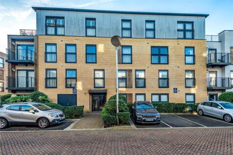 Hitchin Lane, Stanmore 3 bed apartment for sale