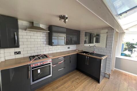 5 bedroom semi-detached house for sale