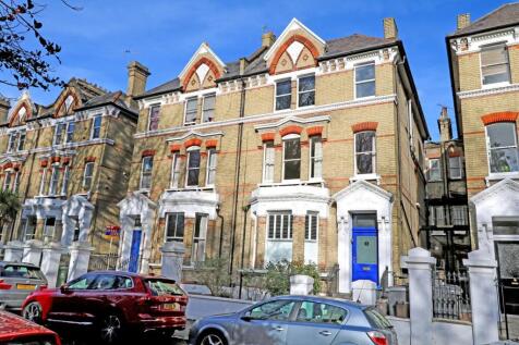 St. Andrews Square, Surbiton KT6 3 bed flat for sale