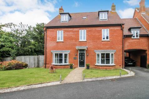 5 bedroom link detached house for sale