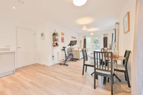 Regents House, Frogmore Road, Hemel... 2 bed flat for sale