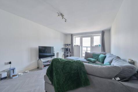 Ovaltine Court, Ovaltine Drive, Hemel... 2 bed flat for sale