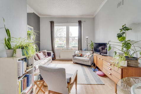 Queens Drive, Finsbury Park N4 3 bed apartment for sale