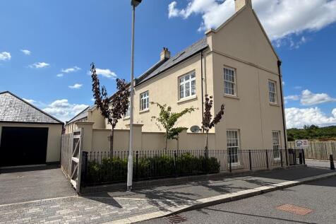 5 bedroom semi-detached house for sale