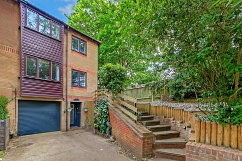 Greenbanks, St. Albans 4 bed end of terrace house for sale
