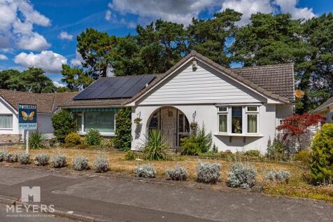 Maple Drive, Ferndown BH22 3 bed bungalow for sale