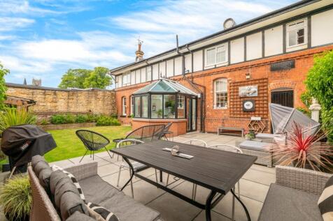 5 bedroom semi-detached house for sale