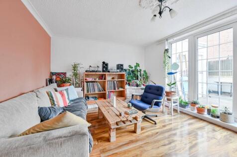 Bow Common Lane, Bow, London, E3 3 bed maisonette for sale