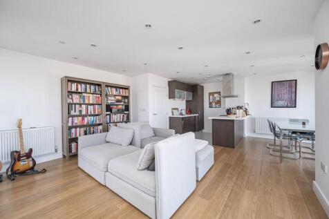 Christian Street, Aldgate, London, E1 2 bed flat for sale