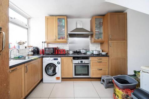 Chapman Street, Shadwell, London, E1 3 bed flat for sale