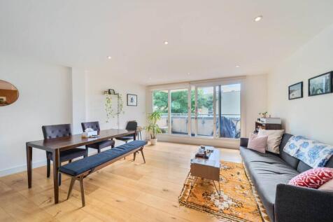 Gateway House, Whitechapel, London, E1 2 bed flat for sale