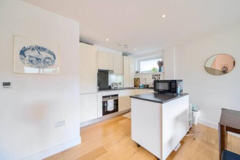 Gateway House, Whitechapel, London, E1 2 bed flat for sale