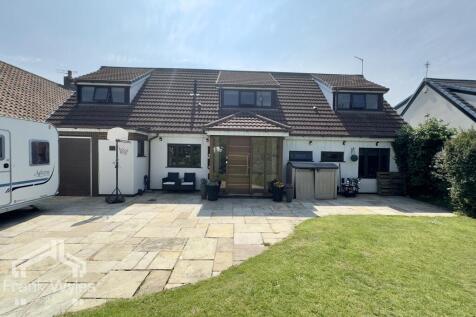 Blackpool Road, Lytham St Annes 5 bed detached bungalow for sale