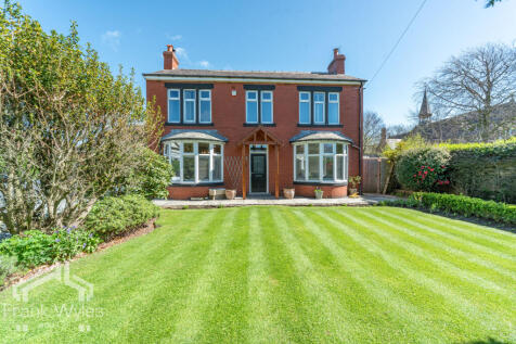 Detached house for sale