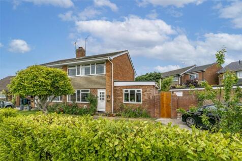 4 bedroom end of terrace house for sale