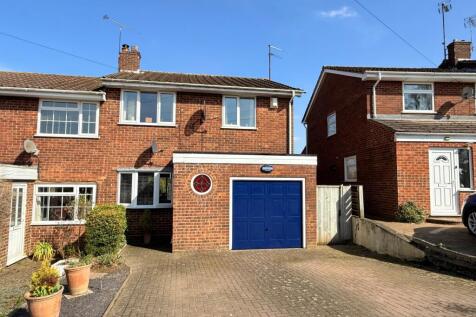 Rolfe Crescent, Nether Heyford, NN7 3NG 3 bed semi