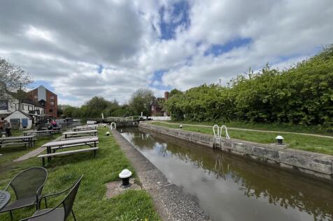 Cape Ct, Chandley Wharf, Warwick 2 bed apartment for sale