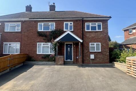 Elizabeth Road, The Headlands, NN11 9DP 4 bed semi