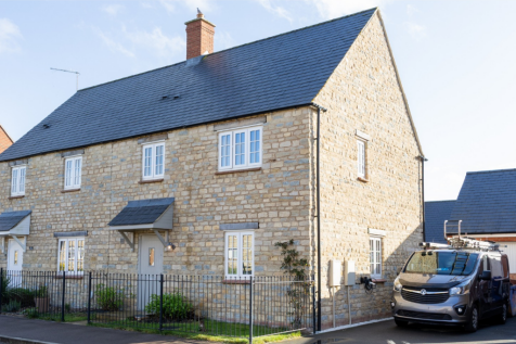 Pianoforte Road, Roade, Northampton... 3 bed semi