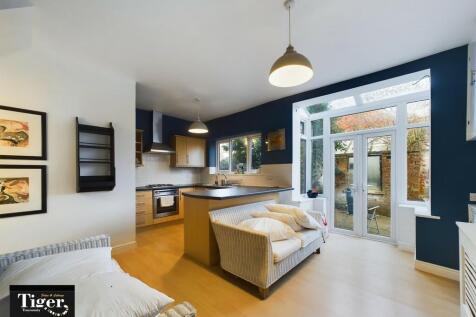 2 bedroom link detached house for sale