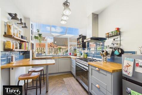 1 bedroom ground floor flat for sale