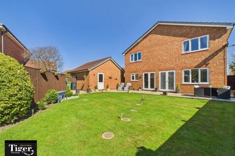 4 bedroom detached house for sale