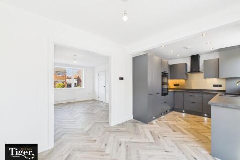 4 bedroom link detached house for sale