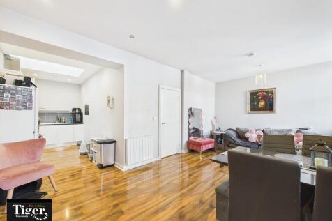3 bedroom ground floor maisonette for sale