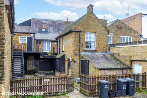 High Street, Hoddesdon EN11 2 bed apartment for sale