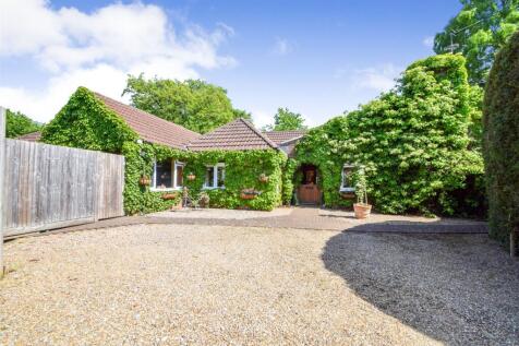 Tindal Close, Hampshire GU46 3 bed bungalow for sale