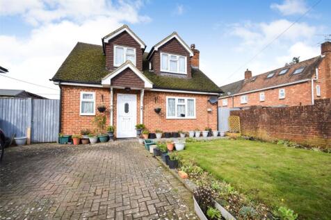 Manor Park Drive, Hart GU46 3 bed detached house for sale