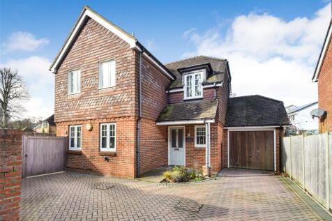 Vigo Lane, Hampshire GU46 3 bed detached house for sale