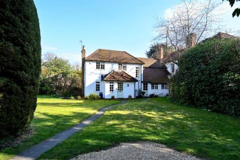 Vicarage Lane, Hampshire GU46 4 bed semi