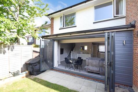 Cullen Close, Yateley GU46 3 bed terraced house for sale