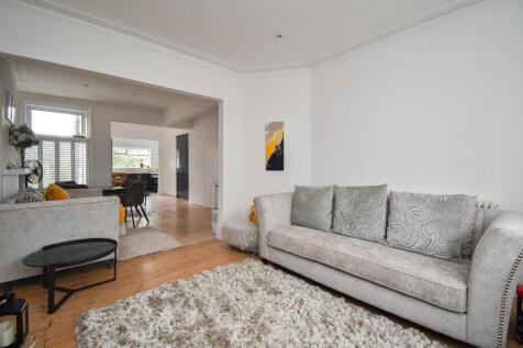 4 bedroom end of terrace house for sale