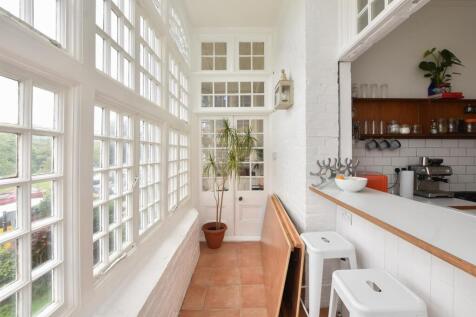 Cornwallis Gardens, Hastings 2 bed flat for sale
