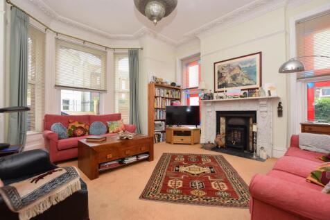 3 bedroom flat for sale