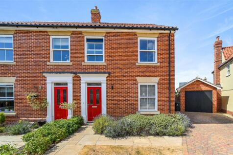 Strawberry Avenue, Lawford... 3 bed semi