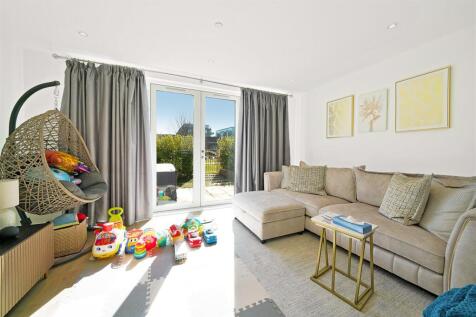 3 bedroom town house for sale