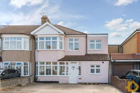4 bedroom end of terrace house for sale