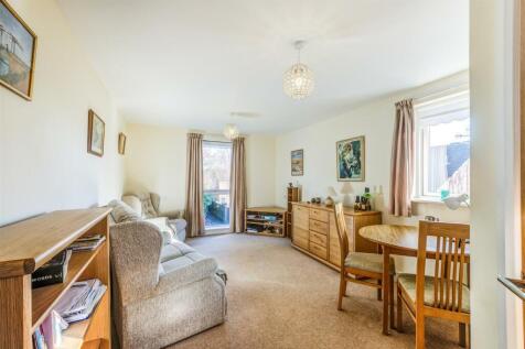 Wilton Court, Southbank Road, Kenilworth 1 bed apartment for sale