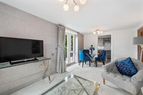 Station Parade, Virginia Water 2 bed apartment for sale