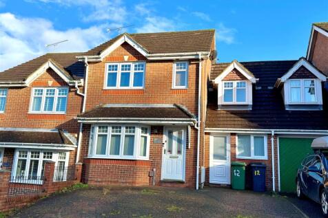 3 bedroom link detached house for sale