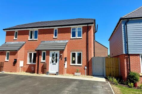 3 bedroom semi-detached house for sale