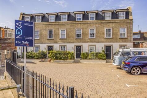 3 bedroom town house for sale