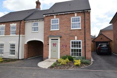 3 bedroom link detached house for sale