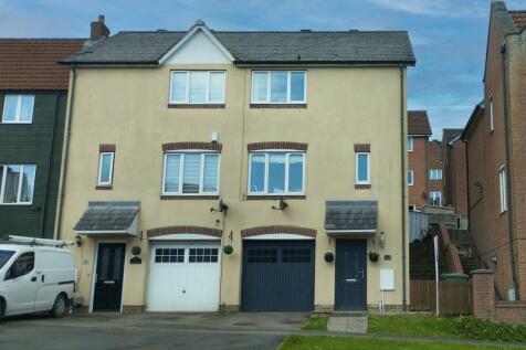 3 bedroom town house for sale