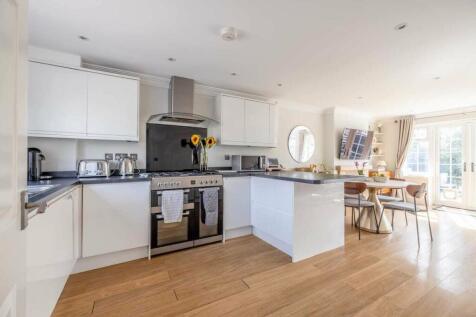 4 bedroom semi-detached house for sale