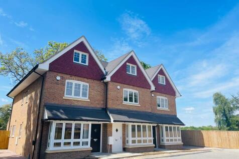 Cobblers Close, Farnham Royal SL2 4 bed semi