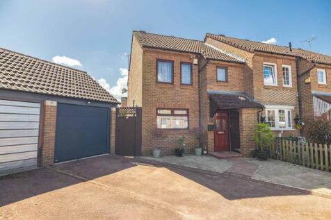 Wavell Gardens, Slough SL2 3 bed end of terrace house for sale